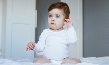 ÇOCUĞUNUZ SÜREKLİ KULAĞINI ÇEKİŞTİRİYORSA...