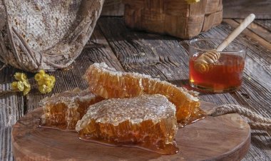 The Meaning of Honey in Dreams: Prosperity, Knowledge, and Spiritual Growth