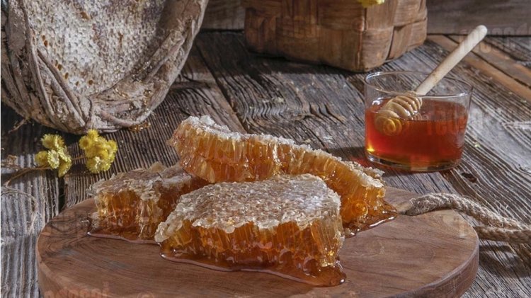 The Meaning of Honey in Dreams: Prosperity, Knowledge, and Spiritual Growth