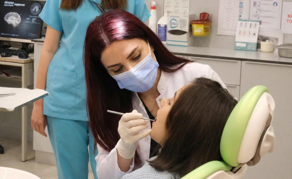 Diş hekimliği öğrencileri gerçek klinik vakalarla mesleğe hazırlanıyor