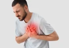 Aort kapak hastalığında nefes darlığı, göğüs ağrısı ve bayılma uyarısı