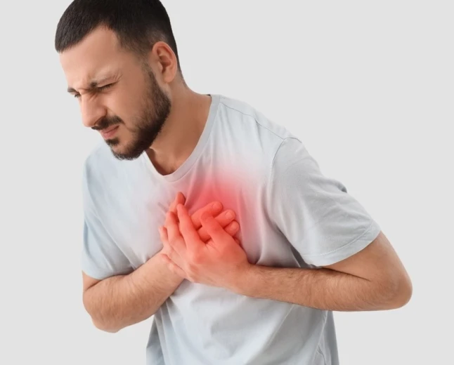Aort kapak hastalığında nefes darlığı, göğüs ağrısı ve bayılma uyarısı
