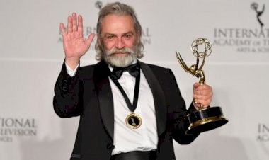 Haluk Bilginer, Şahsiyet dizisindeki rolü ile Uluslararası Emmy Ödülleri'nde En İyi Erkek Oyuncu seçildi
